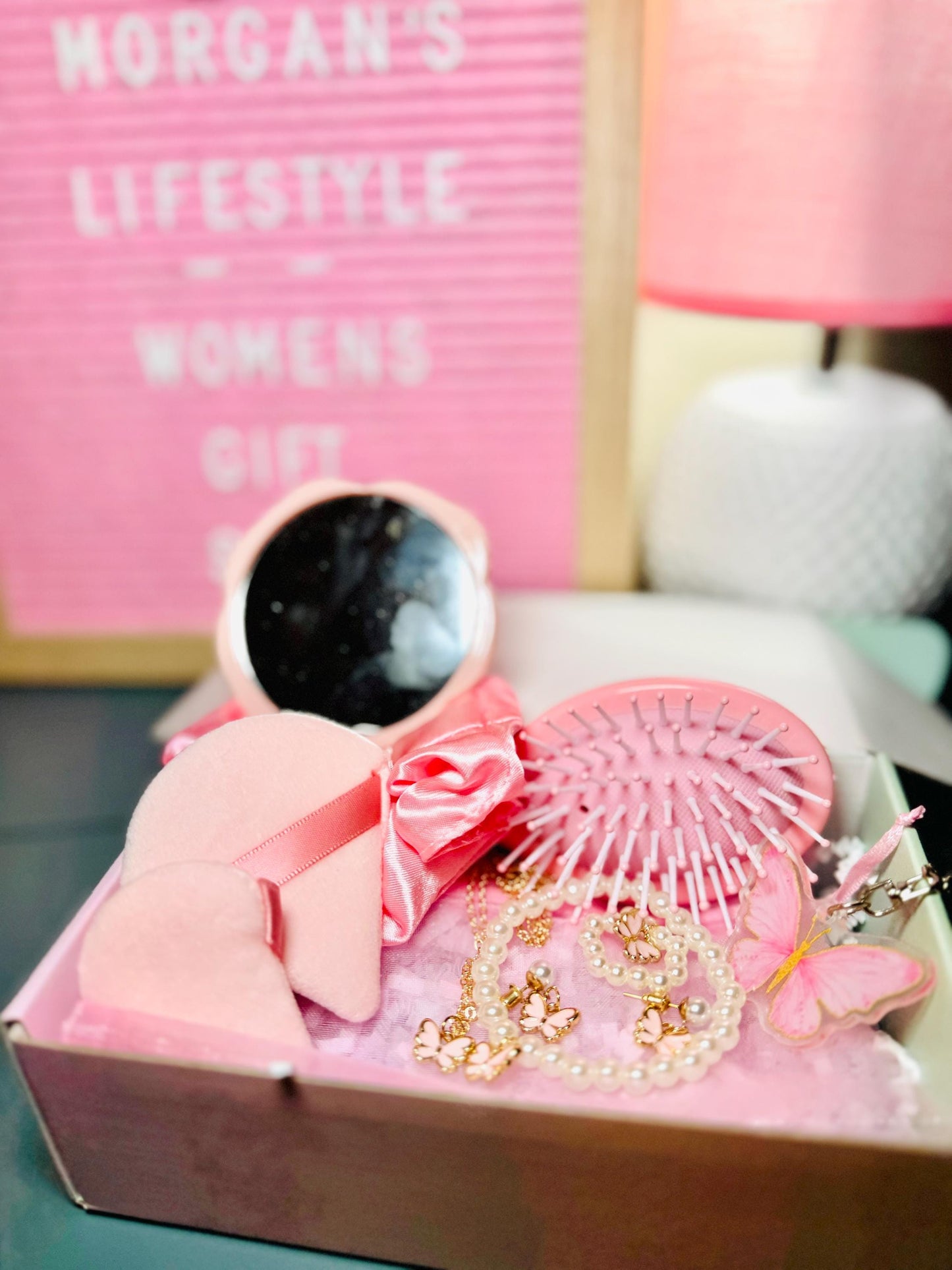 Girls Butterfly & Pink gift box. Gift box for girls . Girls self care box. Box for any girl. For her gift box. Relaxing spa box for girls.